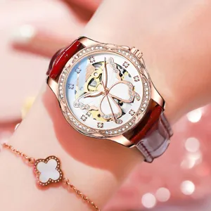Montre mécanique pour femme en or rose avec cadran papillon ajouré et bracelet en cuir strass.