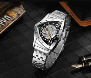 Driehoekig automatische mechanisch herenhorloge met skeleton wijzerplaat en roestvrijstalen band.