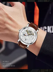 Herren Automatikuhr mechanisch mit Skelettzifferblatt braunem Lederarmband Diamantindizes.