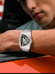Gedetailleerd uitzicht op een driehoekig skelet mechanisch horloge voor heren met stalen band.