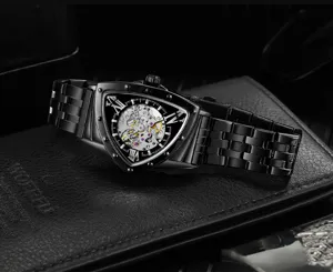 Heren skeleton driehoekige automatische mechanische horloge met zwarte stalen armband.