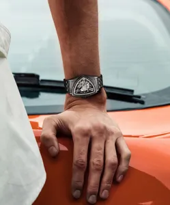 Detailopname van heren skelet driehoek automatische mechanische horloge met roestvrij stalen band.
