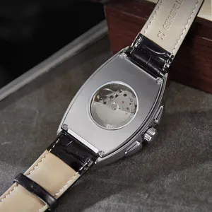 Heren automatisch mechanisch horloge met tonneau kast en lederen band voor dagelijks gebruik.