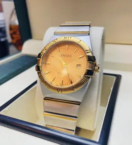 Elegante Herren Quarzarmbanduhr mit goldener Lünette, römischen Ziffern und zweifarbigem Armband.