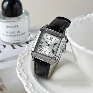 Elegante quadratische Automatikuhr mit römischen Ziffern und schwarzem Lederarmband.