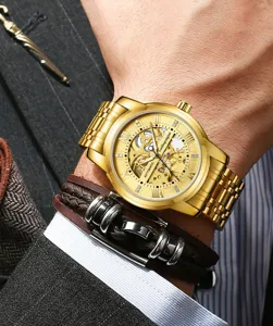 Detailansicht einer goldenen Skelett-Mechanikuhr am Handgelenk mit geflochtenem Lederarmband.