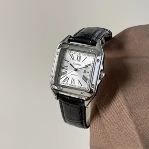 Detailaufnahme einer stilvollen quadratischen Quarzuhr mit schwarzem Lederarmband und Ziffern.