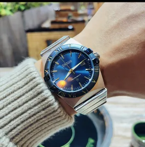 Herren Quarzarmbanduhr mit blauem Zifferblatt silbernem Metallarmband stilvoll elegant.