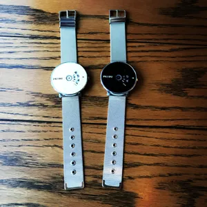 Montre à quartz minimaliste avec bracelet en maille métallique, montre tendance et décontractée.