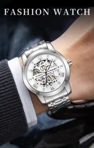 Herren Automatik Mechanik Uhr Handgelenk Detail, silbernes Edelstahl Skelettzifferblatt an.