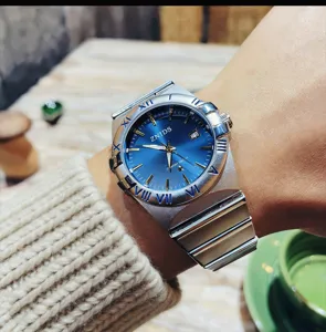 Nahaufnahme Detail der Herren Quarzuhr mit blauem Zifferblatt und edlem Metallarmband.