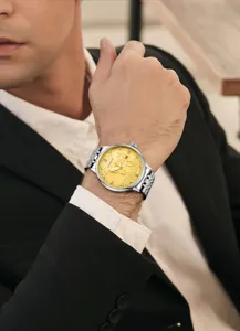 Luxus Herren Automatikuhr mit goldenem Zifferblatt und silbernem Edelstahl Armband.