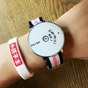Montre décontractée créative minimaliste avec bracelet en nylon pour le quotidien.