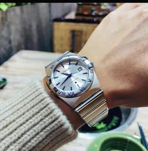 Herren Quarzarmbanduhr mit integriertem Metallarmband und stilvollem römischen Zifferblatt.