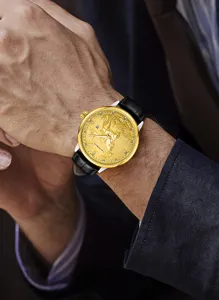 Luxus Herren Automatik Uhr mit goldenem Zifferblatt, Pferd Relief und schwarzem Lederarmband.