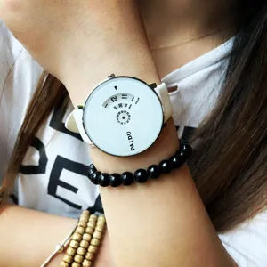 Gros plan sur les détails de la montre à quartz créative minimaliste avec bracelet blanc.