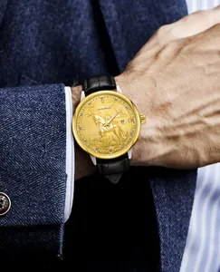 Luxus Herren Automatikmechanikuhr mit goldenem Pferdezifferblatt und Lederarmband.