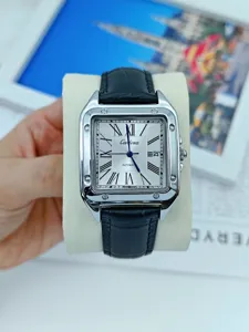 Detailaufnahme einer quadratischen Automatikuhr mit römischen Ziffern und Lederband.