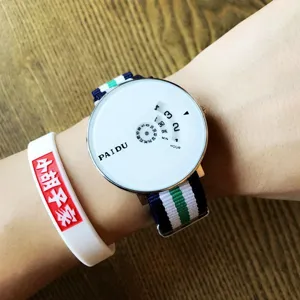 Vue de détail de la montre à quartz créative et minimaliste avec cadran au design unique.
