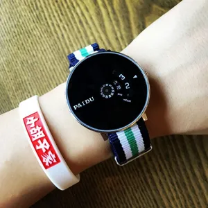 Montre quartz étudiant créative avec cadran unique et bracelet en nylon stylé détail.