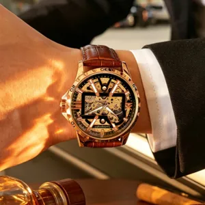 Luxus skelettiertes mechanisches Herrenuhr mit braunem Lederarmband und goldfarbenem Gehäuse.