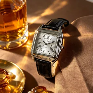 Klassische quadratische Automatikuhr fur Herren mit schwarzem Lederarmband und romischen Ziffern.