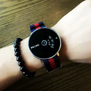 Montre-bracelet quartz minimaliste créative vue de détail avec cadran unique et bracelet nylon.