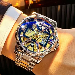 Luxus skelettiert mechanische Herrenuhr mit Stahlarmband und gotischem Zifferblatt.