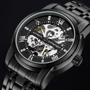 Schwarze mechanische Herrenuhr mit skelettiertem Zifferblatt, Römischen Ziffern und Edelstahlarmband.