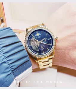 Luxus Herren mechanische Uhr mit diamantbesetzter Lünette und elegantem blauem Zifferblatt.