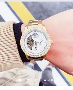 Detailaufnahme einer luxuriösen goldenen Herrenuhr mit Diamantlünette und Skelettzifferblatt.