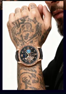 Luxuriöse gravierte Automatikuhr für Herren mit römischen Ziffern und Lederarmband.
