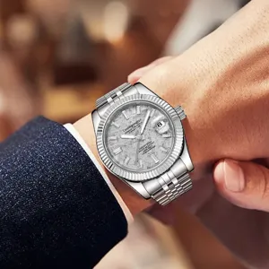 Detailaufnahme einer Herrenuhr aus Edelstahl mit strukturiertem Meteorit-Zifferblatt und Armband.