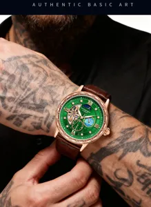 Herren Automatikuhr mit geschnitzter Lünette, grünem Zifferblatt, Mondphase und Lederarmband.