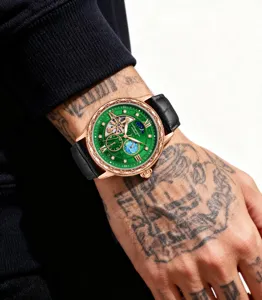 Automatik Herrenuhr mit grünem Zifferblatt, geschnitztem Rotgoldgehäuse und Lederarmband.
