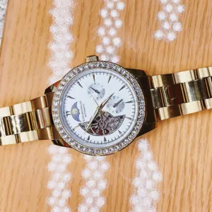 Herren Automatik Mechanikuhr in Gold mit Strass Lünette und skelettiertem Zifferblatt.