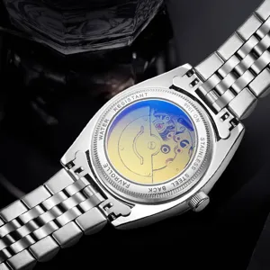 Edelstahl Herren mechanische Uhr mit transparentem Gehäuseboden und Metallarmband.