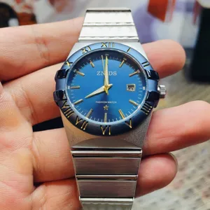 Elegante Quarzarmbanduhr mit blauem Zifferblatt und römischen Ziffern für den Alltag.