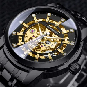 Herren automatische mechanische Uhr mit skelettiertem Zifferblatt Kristallindizes und schwarzem Armband.