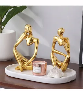 Goldene Harz Denker Statuen Detailaufnahme, moderne abstrakte Skulptur Wohndeko Szene.