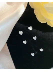 Orecchini a lobo cuore cristallo scintillanti argento S925 gioiello minimalista dettaglio