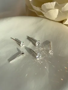 Orecchini a lobo con cuore in argento S925, gioielli minimalisti stile quotidiano.