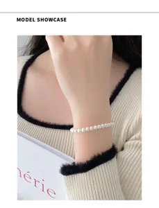 Détail élégant du bracelet en perles blanches avec argent pour un style quotidien raffiné.