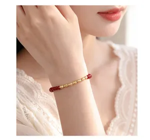 Nahaufnahme des chinesischen Zinnober- und Silberperlenarmbands am Handgelenk.