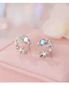Squisiti orecchini a perno con coda di sirena in argento, zircone, pietra di luna e perle.