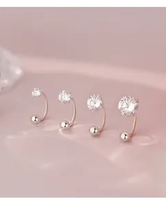 Detailopname van glanzende zirkonia zilveren oorbellen in vier verschillende maten voor dames.
