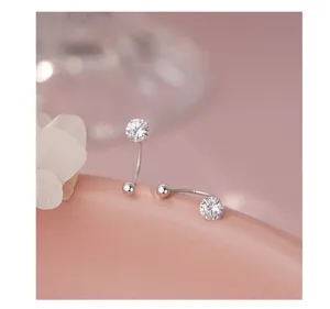Gedetailleerde close-up van glanzende zirkonia oorknopjes in zilver, elegante stijl.