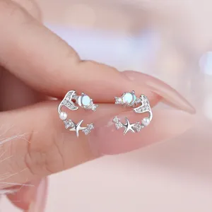 Squisiti orecchini in argento sterling con coda di sirena, stella e zirconi scintillanti.