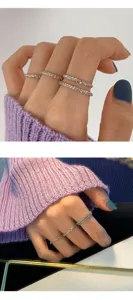 Detailansicht von S925 silbernen glitzernden minimalistischen stapelbaren Ringen an Hand.