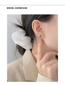 Klassische dunkelgraue Perlen Ohrstecker für Damen, minimalistischer Silberschmuck.